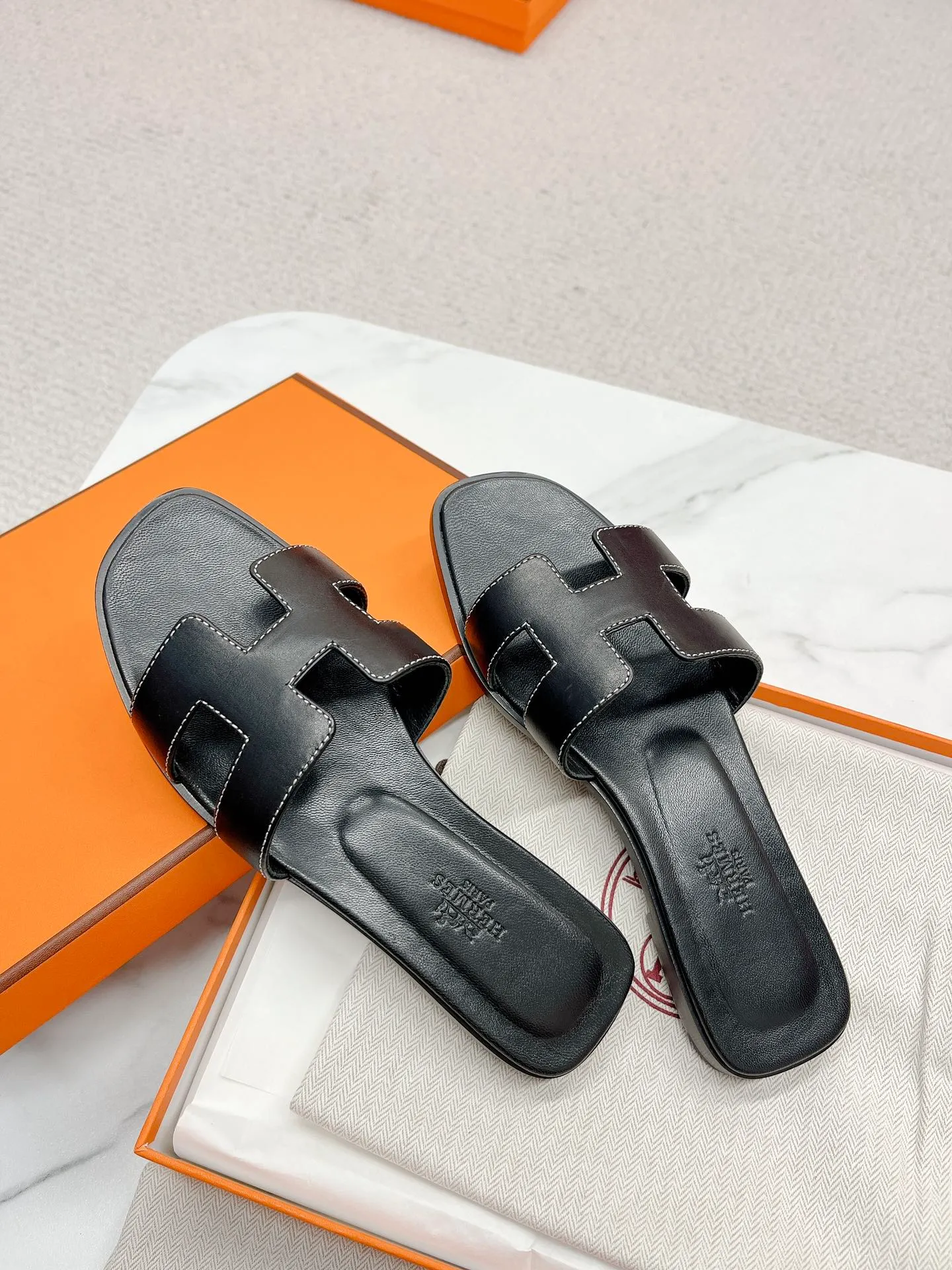 👟👟Ex-factory price 480👟👟 Top version, Hermes 2022 early spring new model, newly revised stitching technology (Hermès), upgraded packaging, upgraded version, workmanship materials upgrade ~ The highest version of Hermes handmade slippers in the market, the same as the original version of the 2022 early spring new model, purely handmade by masters! High-end customization, exclusive products, the highest version in the industry, Hermès' H-slippers are the most classic of the brand. They are constantly upgraded every year with little difference, and what is always improving is comfort. The new model brought by H family today is really classic and novel - it looks good! ! ! 1⃣️Let’s talk about the leather first. The entire shoe is made of imported calfskin. Only such luxurious materials will make the shoes more stylish and durable. 2⃣️The real Italian leather sole is perfectly integrated without any gaps! The technical requirements are very high! After this treatment, the leather base will be less delicate, more wear-resistant, and last longer! The real Italian leather sole is malleable and breathable like the skin. 3⃣️The midsole is also all made of genuine leather! You can take a look at other people's shoes and you'll know! Upper: Italian imported cowhide + original custom-grade Australian sheepskin feet + genuine leather outsole (pursuing top walking comfort) Packaging Let us emphasize: top-level exclusive box, with a full set of packaging series code number: 35 ~ 40 codes